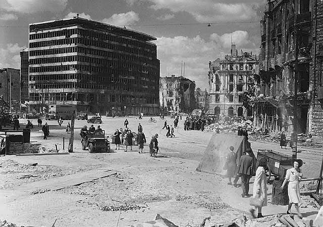 Меннонитство, как национальность Potsdamer Platz 1945 A black and white photo of a city street